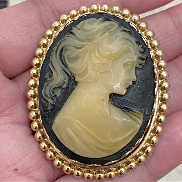 Vintage Unsigned Victorian Lady Cameo Brooch - Picture 2 of 11